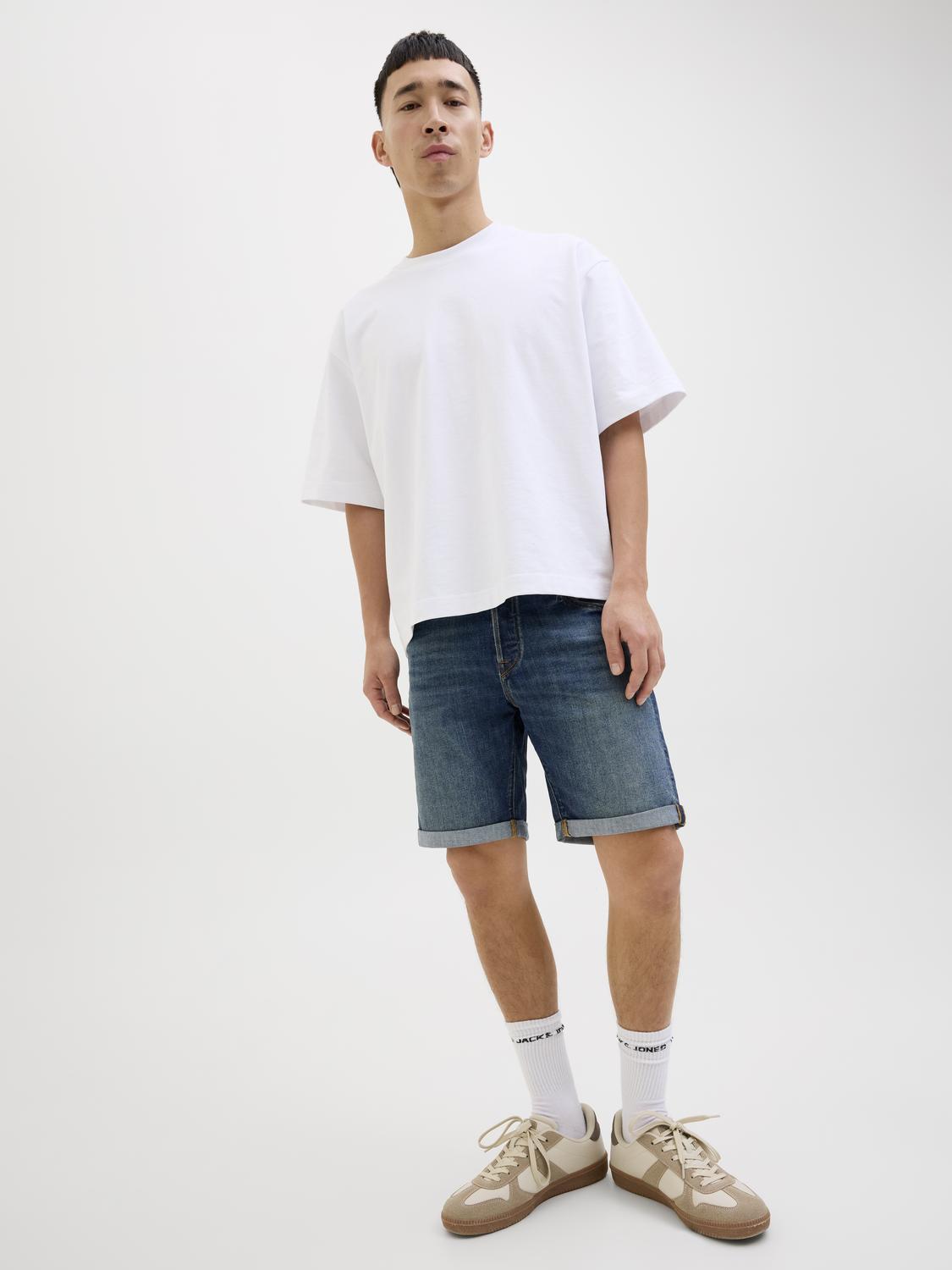 model_shot-creative