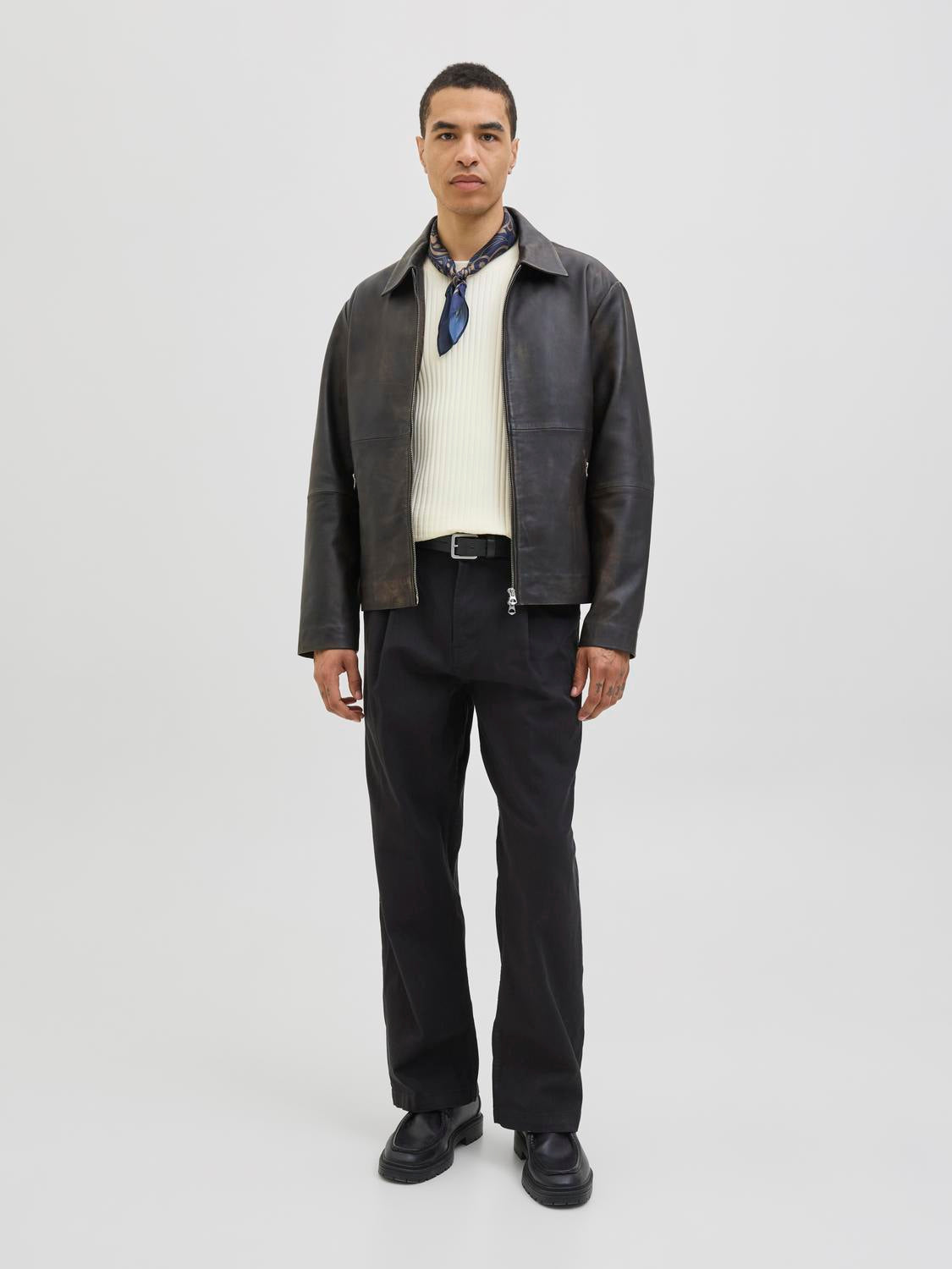 model_shot-front_full
