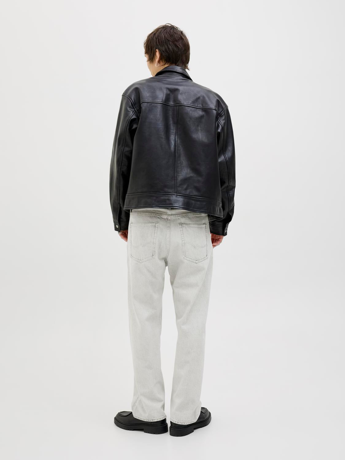 model_shot-back