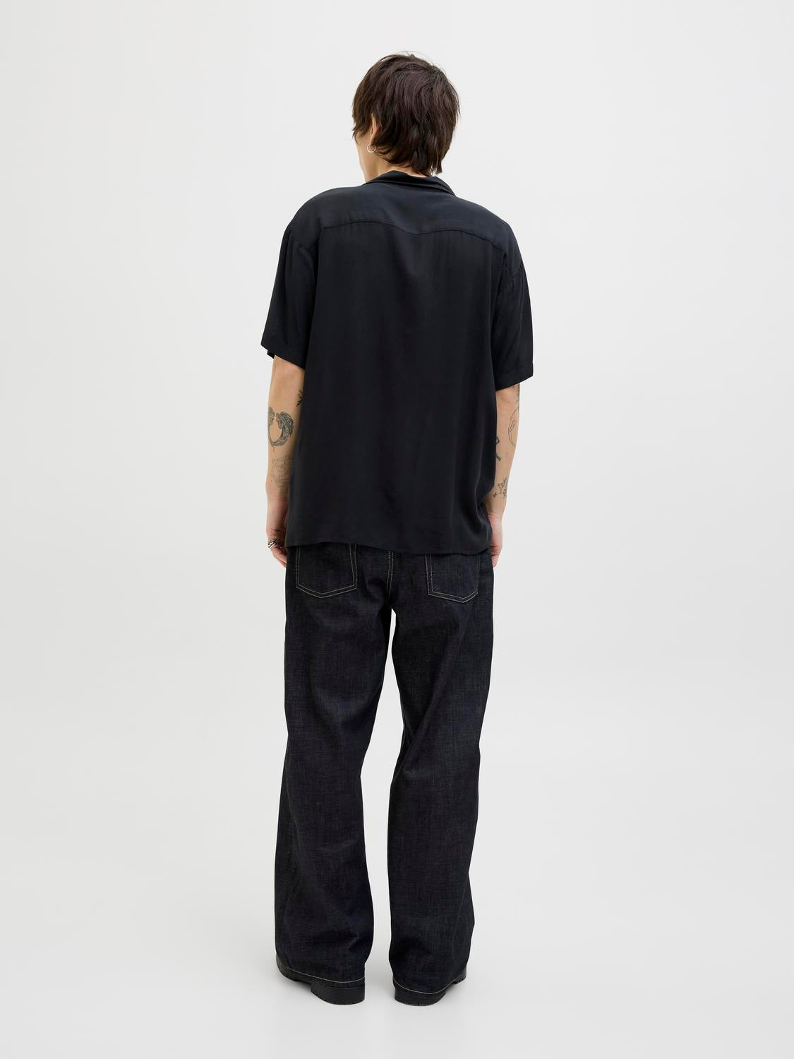 model_shot-back