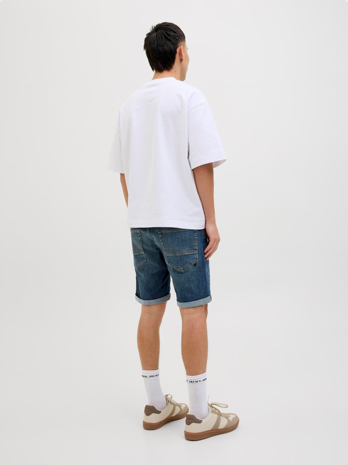model_shot-back
