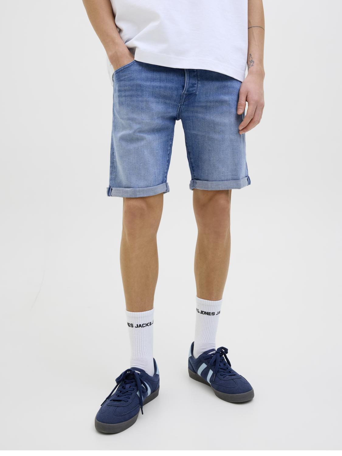 model_shot-front