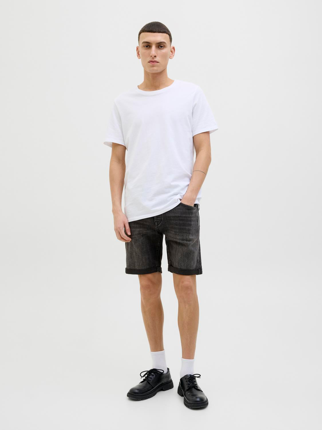 model_shot-front_full