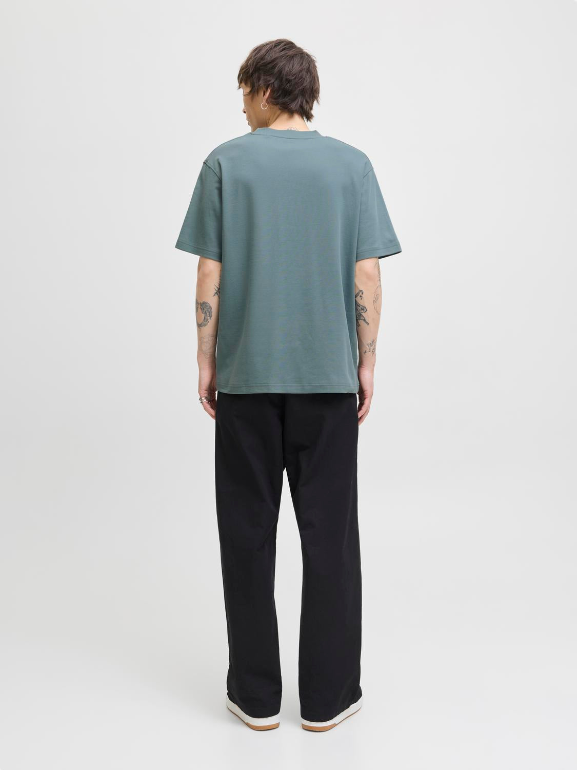 model_shot-back