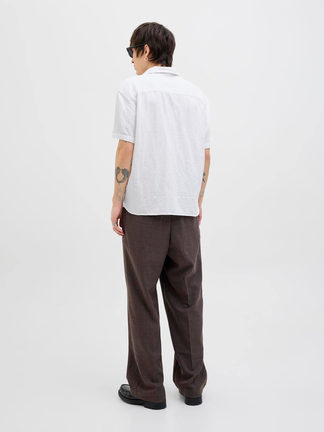 model_shot-back