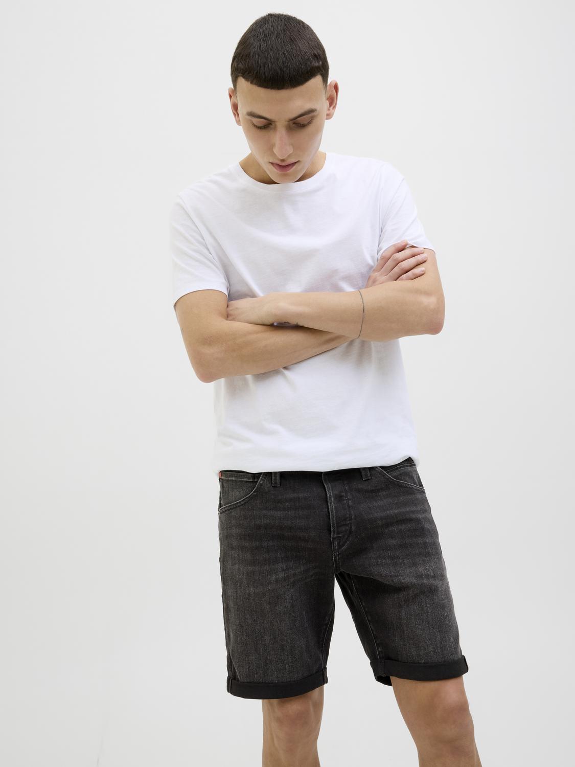 model_shot-creative