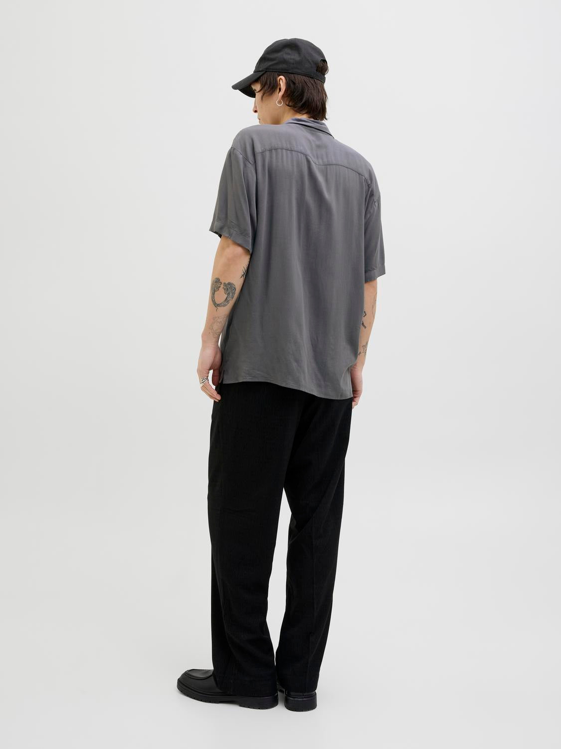 model_shot-back
