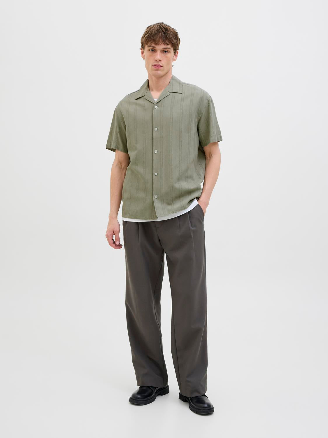 model_shot-front_full