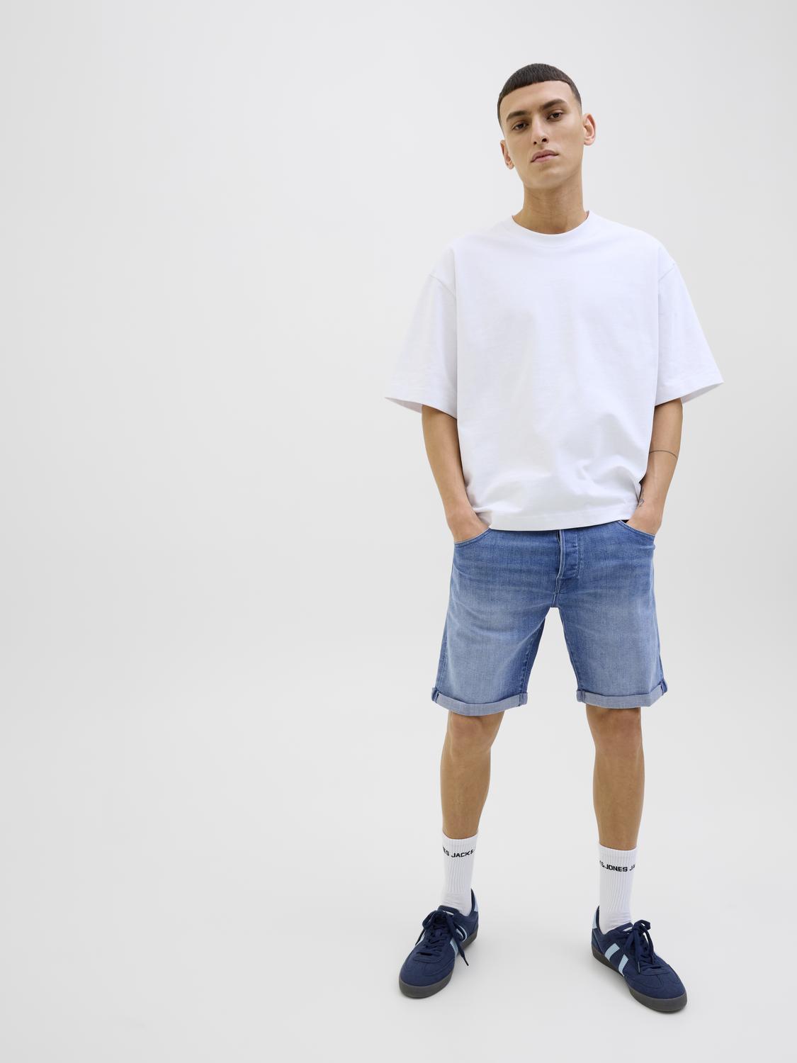 model_shot-creative