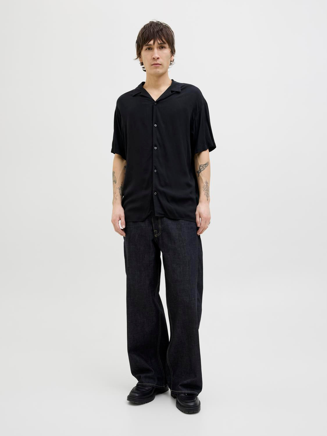 model_shot-front_full