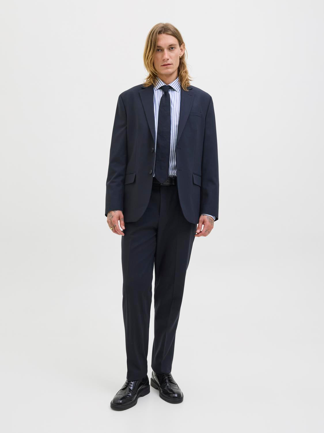 model_shot-front_full