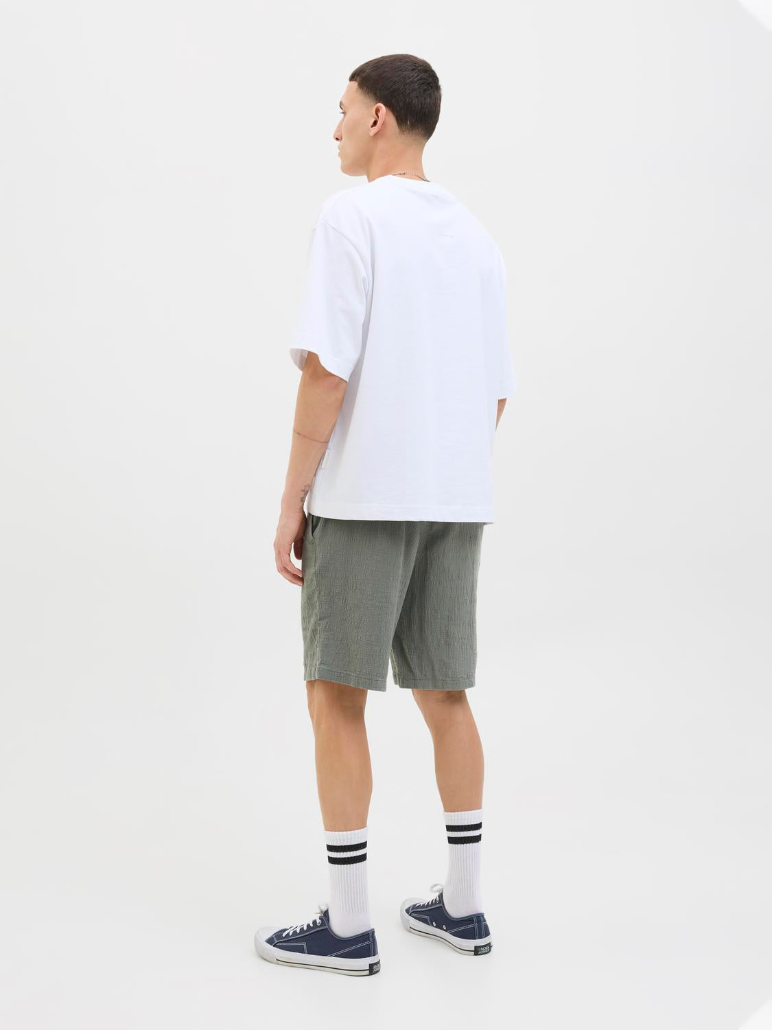 model_shot-back