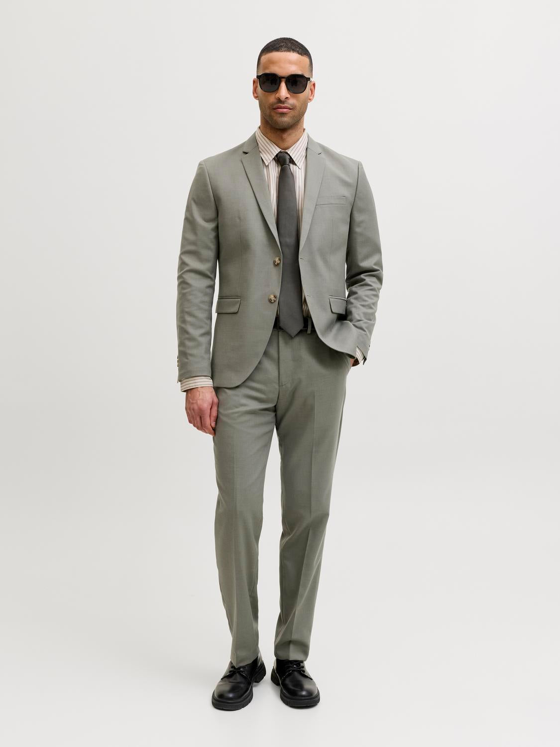 model_shot-front_full