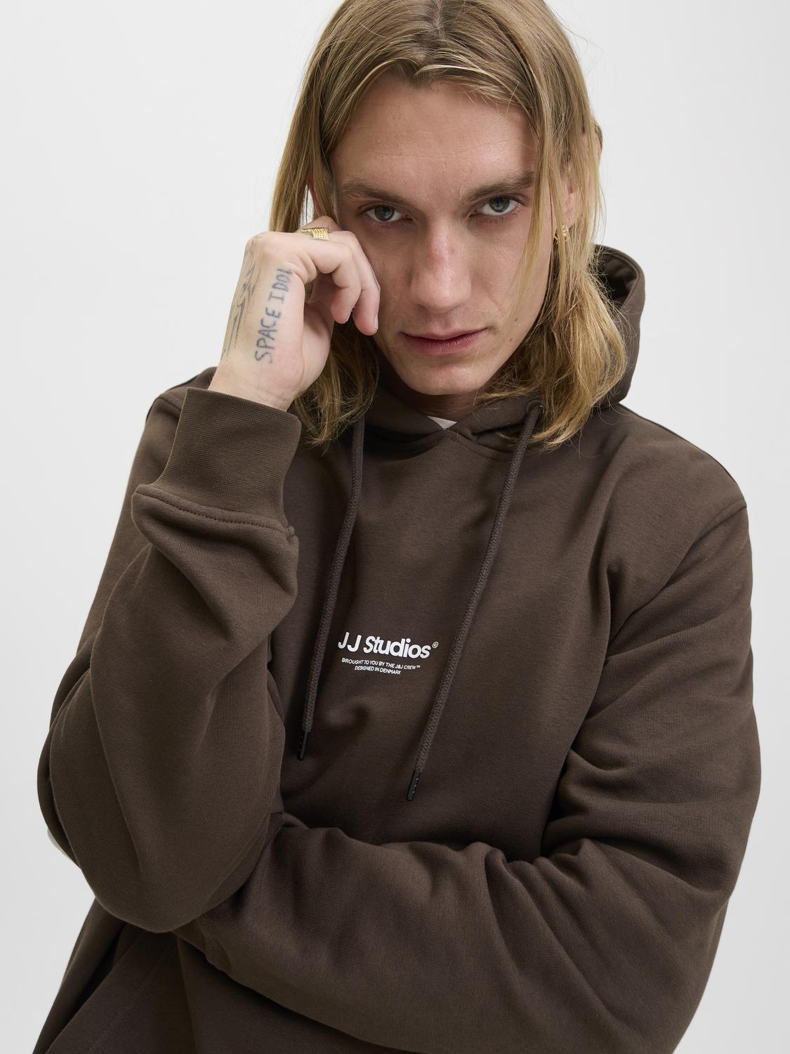 model_shot-creative