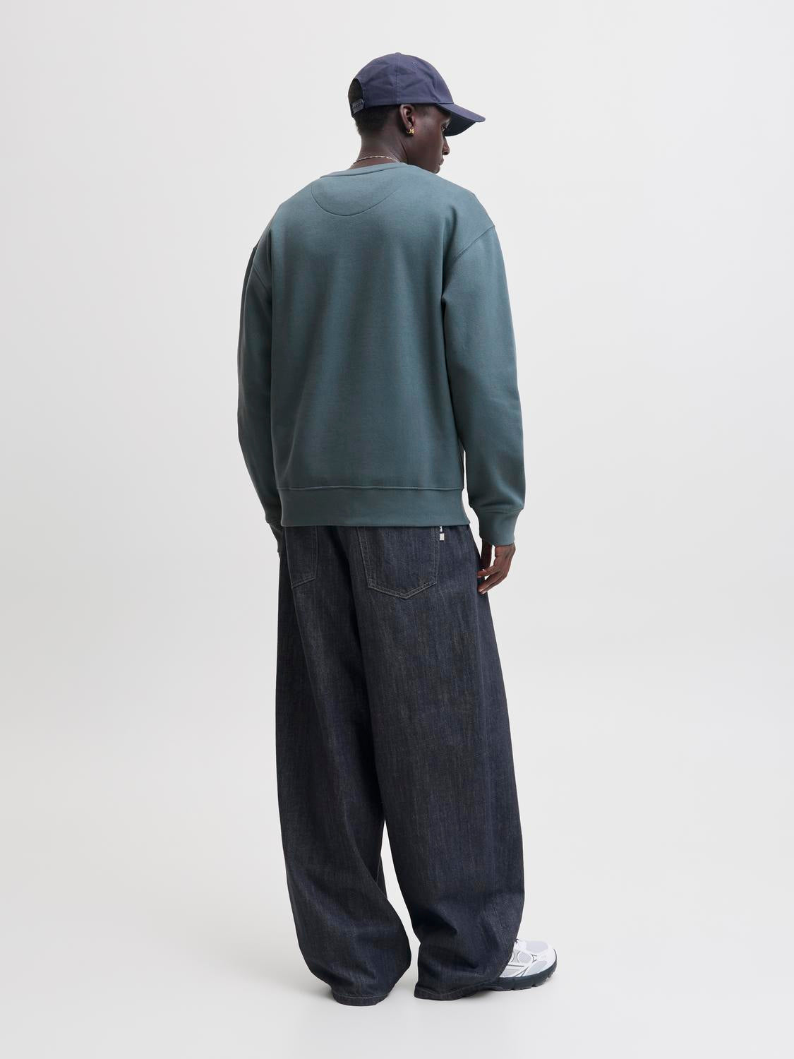 model_shot-back