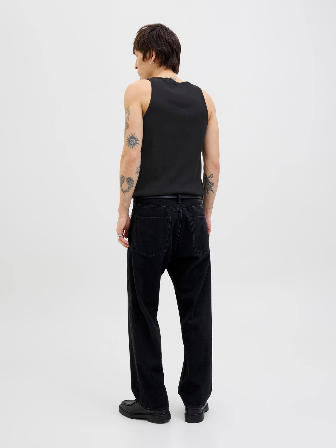 model_shot-back