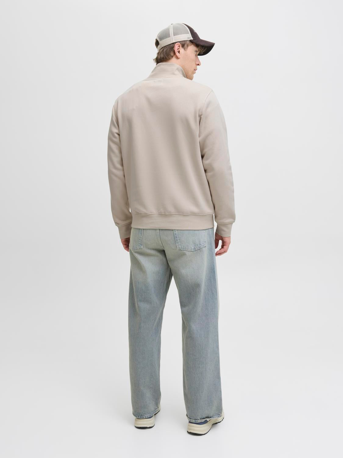 model_shot-back