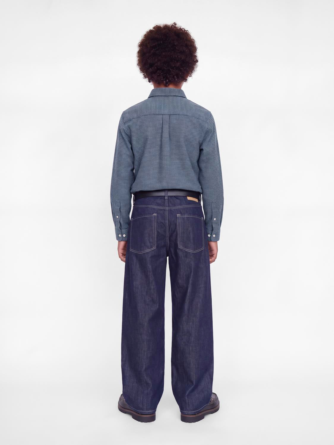 model_shot-back