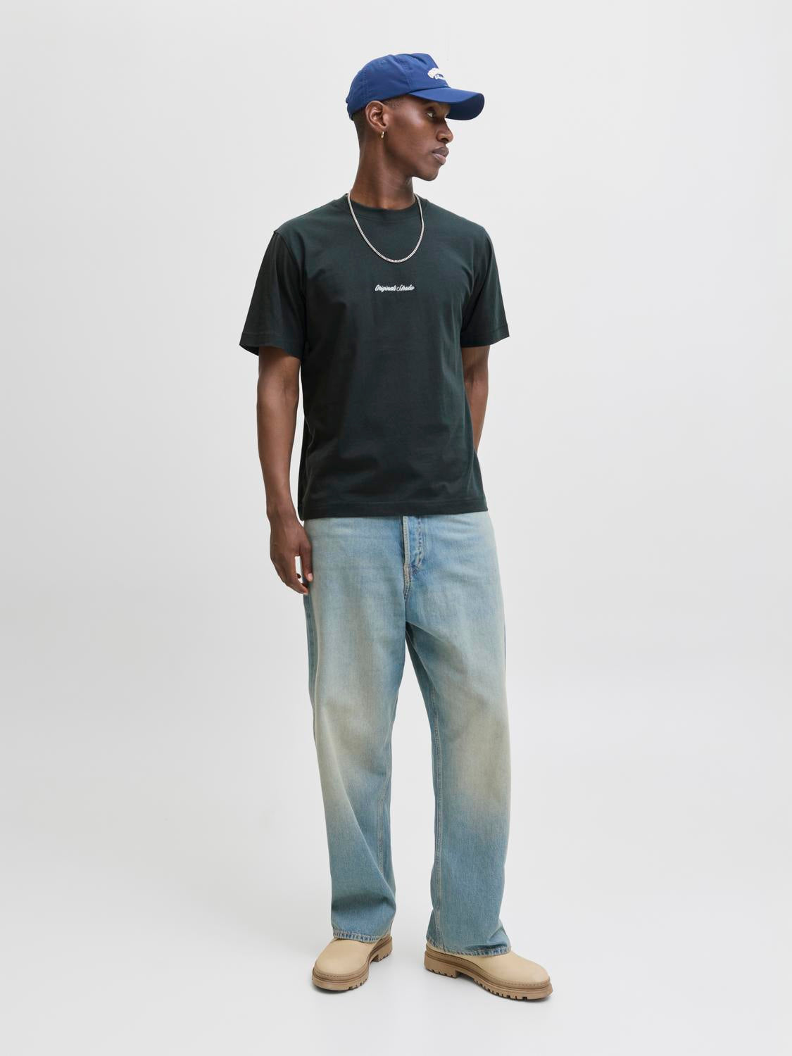 model_shot-front_full
