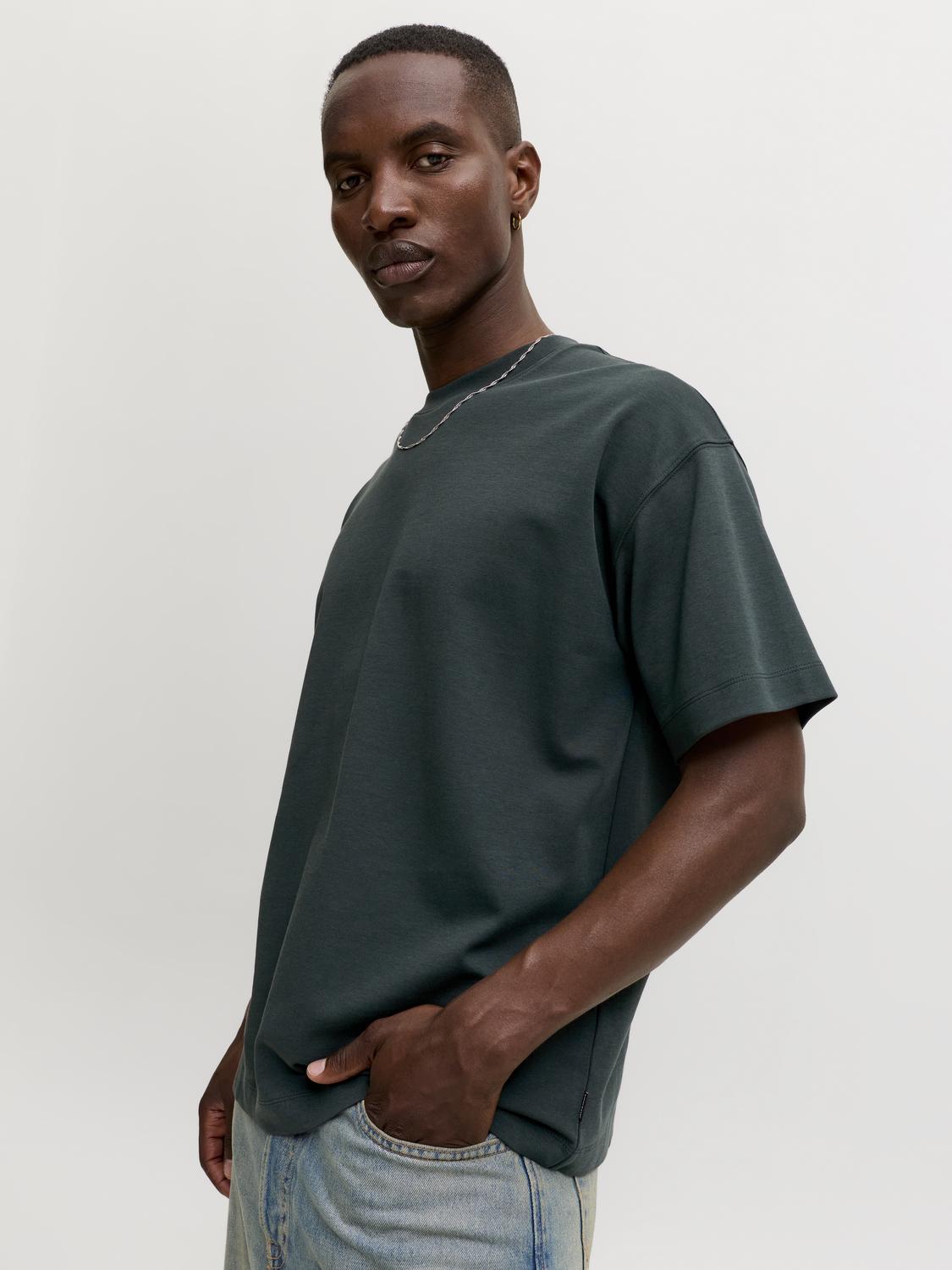 model_shot-creative