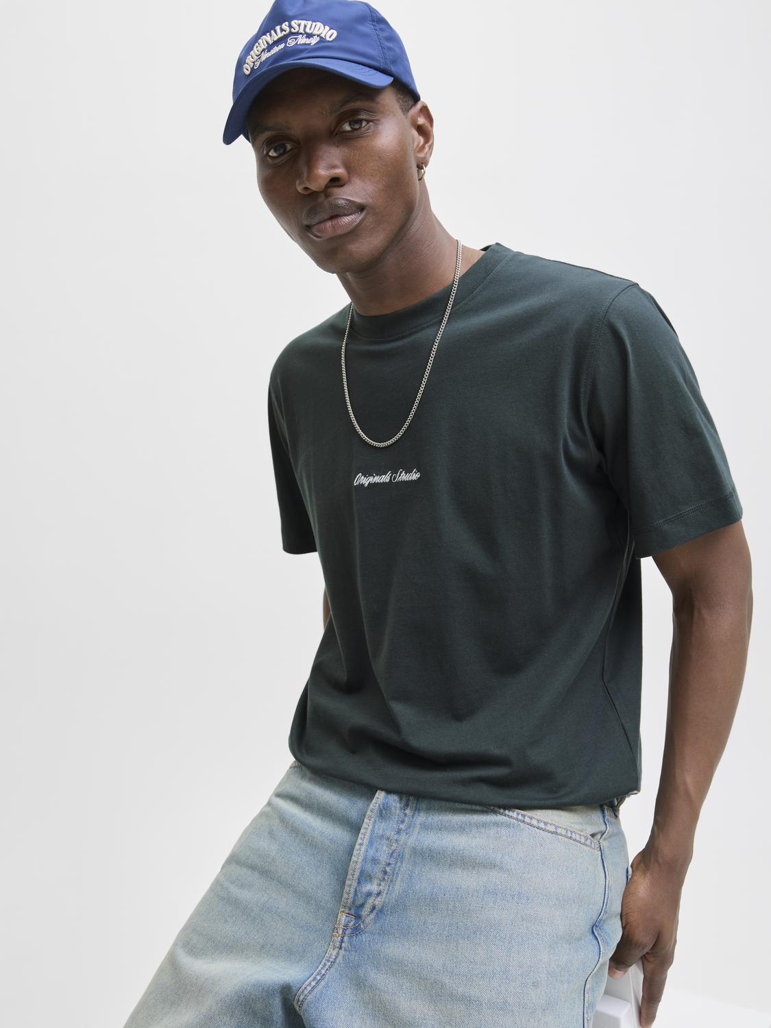 model_shot-creative