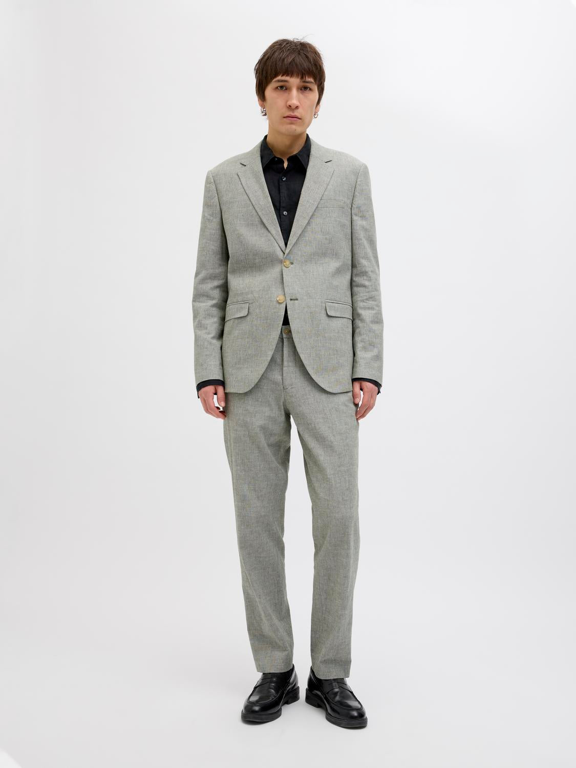 model_shot-front_full