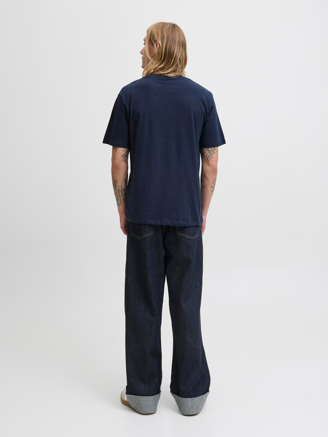 model_shot-back