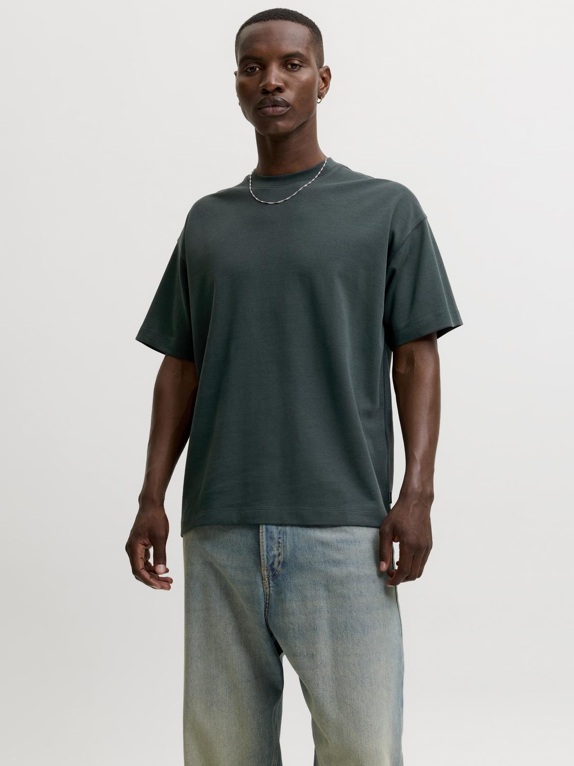 model_shot-front